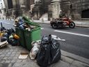 Σκουπιδο- μαχία στο Παρίσι ενόψει δημοτικών εκλογών