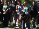 Λουλούδια στη μνήμη των θυμάτων των Τεμπών
