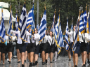 Μαθητική παρέλαση στη Θεσσαλονίκη – Εθνική υπερηφάνεια υπό βροχή