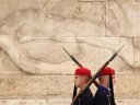 Μνημείο Άγνωστου στρατιώτη – Μαίνεται η πολιτική αντιπαράθεση
