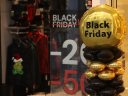 Black Friday και υπο βροχή – αυξημένη κίνηση σε εμπορικούς δρόμους