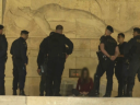 Μνημείο Αγνώστου Στρατιώτη - Απομάκρυνση γυναίκας στο Σύνταγμα