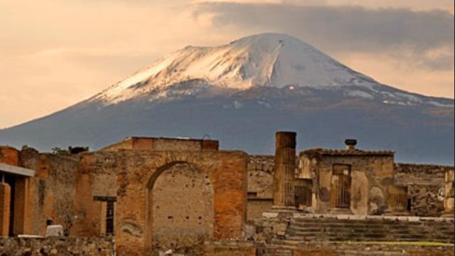 Nuove scoperte nell’antica Pompei, dove sono stati ritrovati gli scheletri di due uomini, vittime del terremoto che ha preceduto l’eruzione del Vesuvio