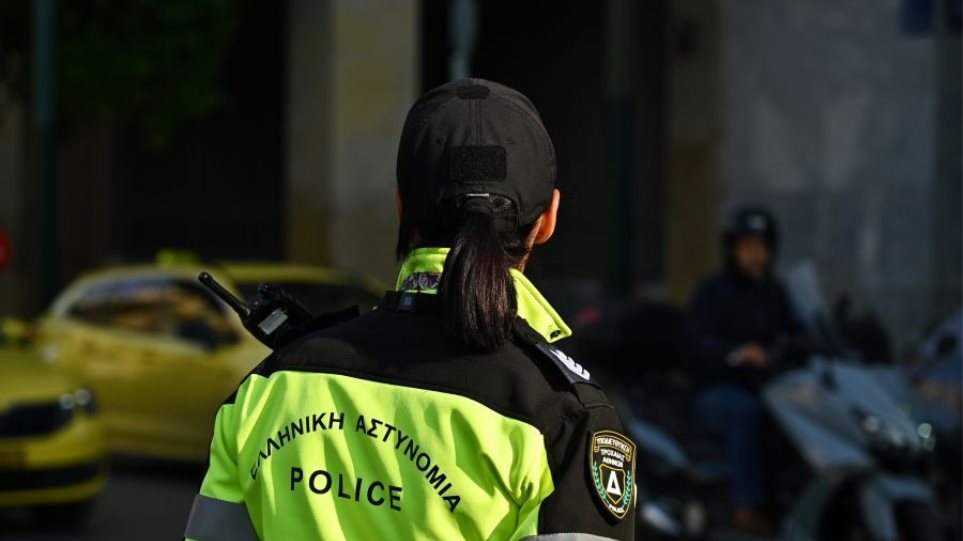 2025_Gineka_Astinomikos_I_Plati