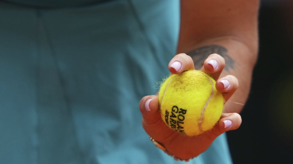 AP_Tenis_bales_Lindsey_Wasson1