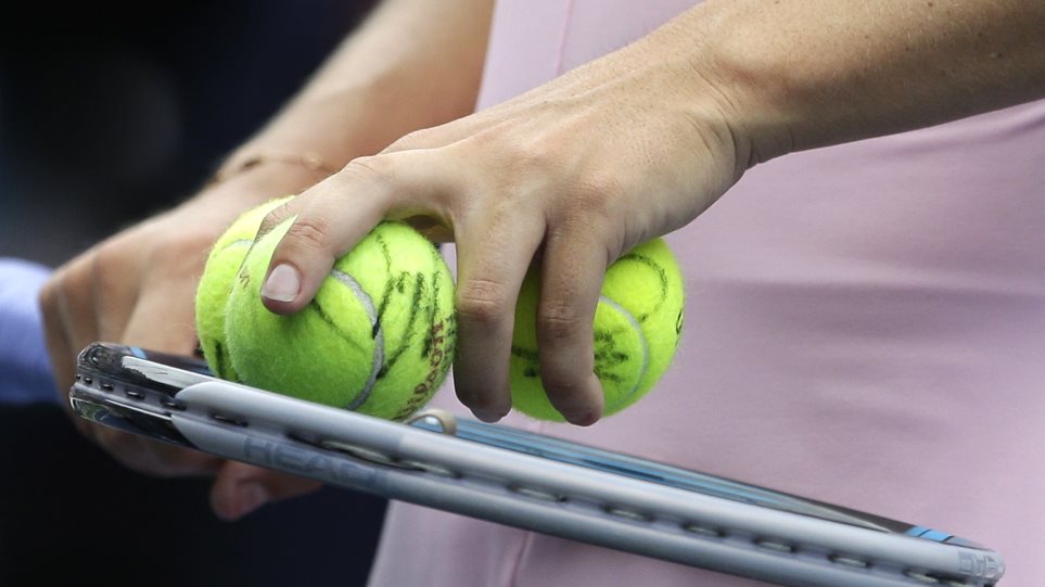 AP_Tenis_raketa_bales_Darron_Cummings