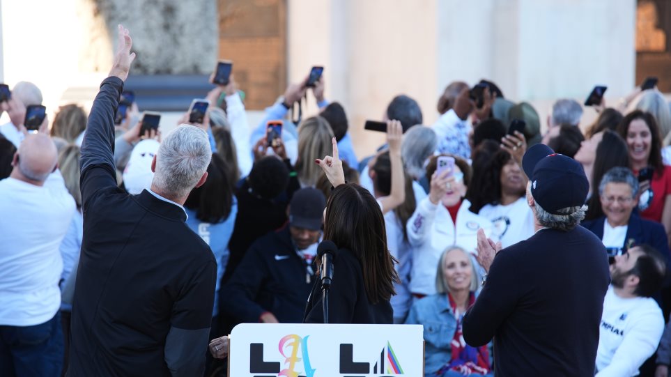 la28_AP_Photo_Damian_Dovarganes