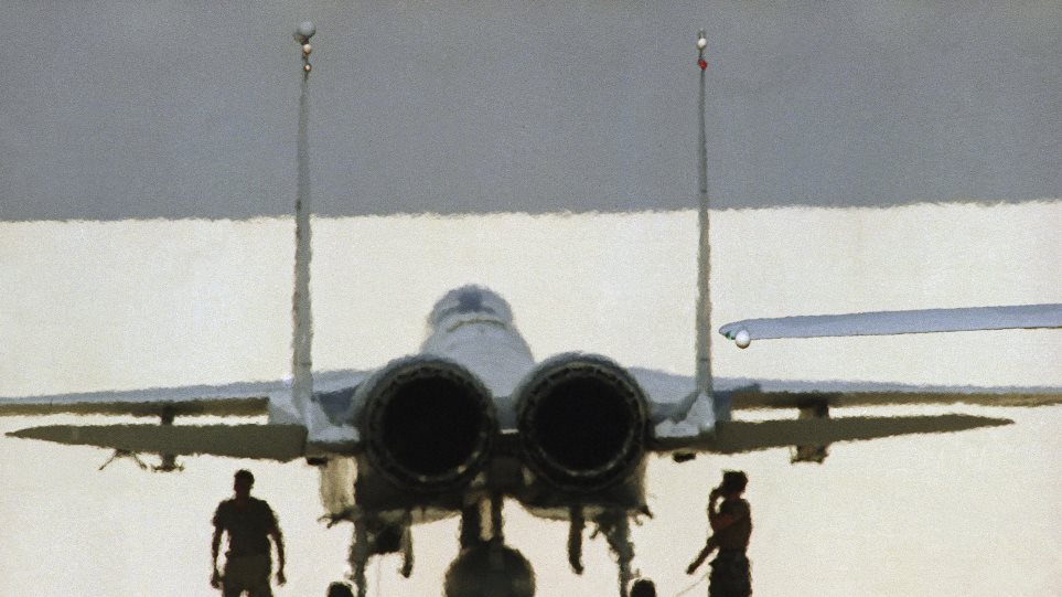 AP_Kuveit_Amerikaniki_Aeroporiki_Vasi_Bob_Daugherty