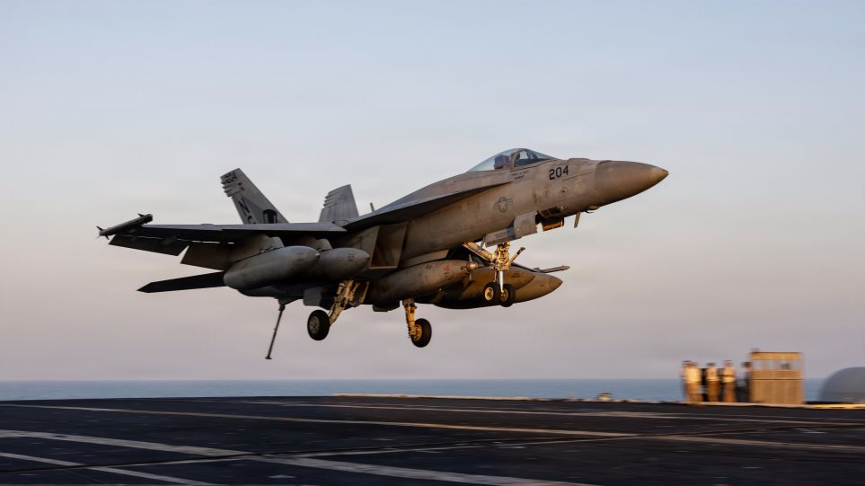 AP_Maxitiko_F-18__Aeroplanoforo_U_S__Central_Command2