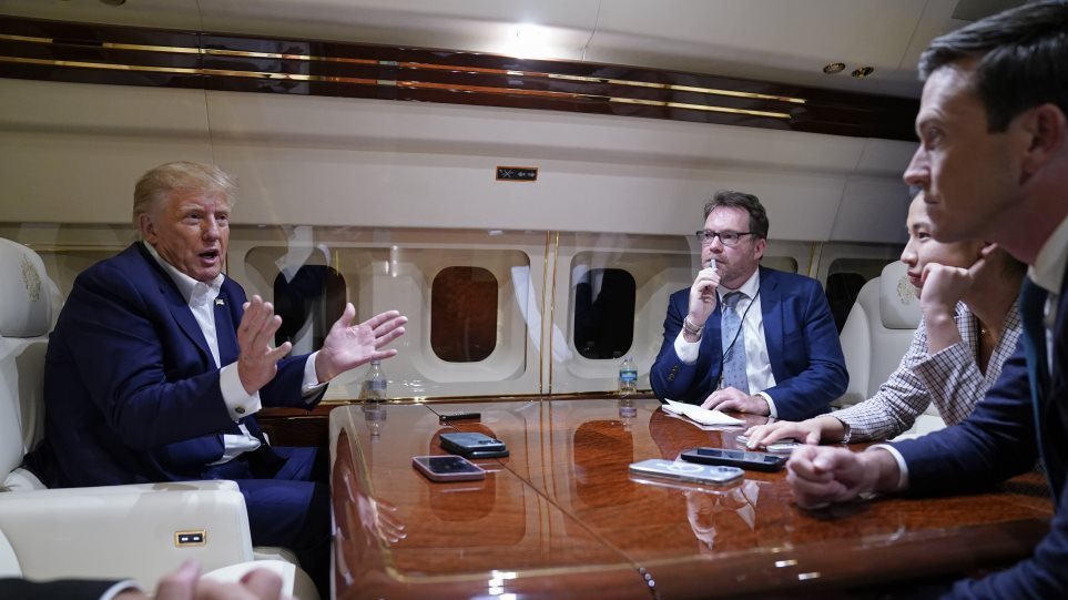 AP_Trump_Tramp_Proedriko_aeroplano_Evan_Vucci