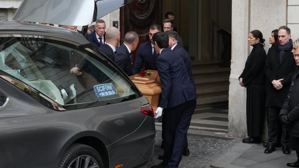 AP_Valentino_feretro_Andrew_Medichini