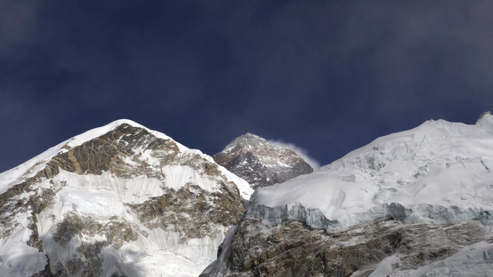 Everest_AP_Photo_Tashi_Sherpa