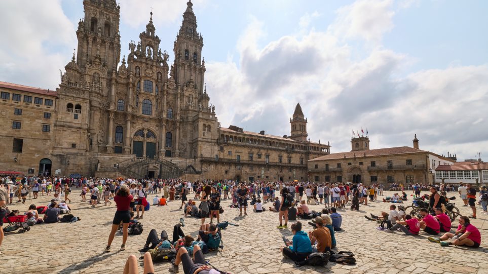 Ispania_Turistes_AP_Photo_Lalo_Villar