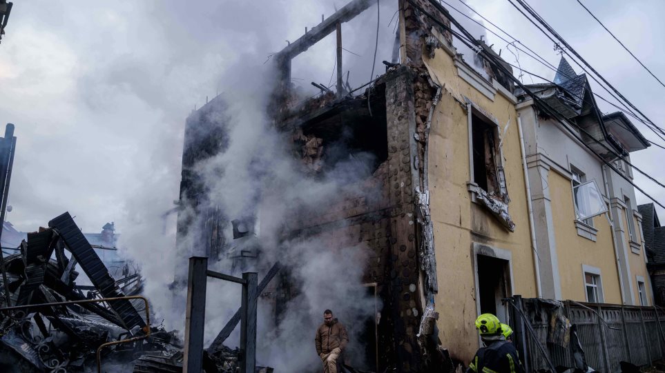 Kievo_epithesi_AP_Photo_Evgeniy_Maloletka