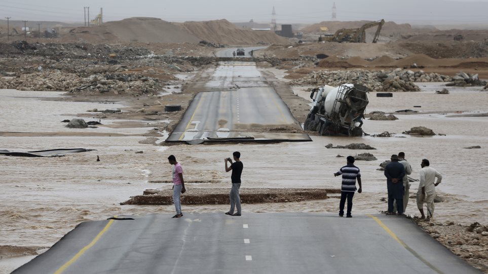 Oman_kiklonas_AP_Photo_Kamran_Jebreili