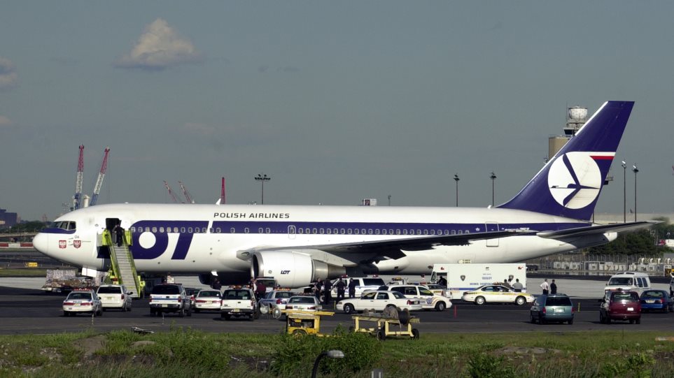 Polonia_aerodromio_AP_Photo_Mike_Derer