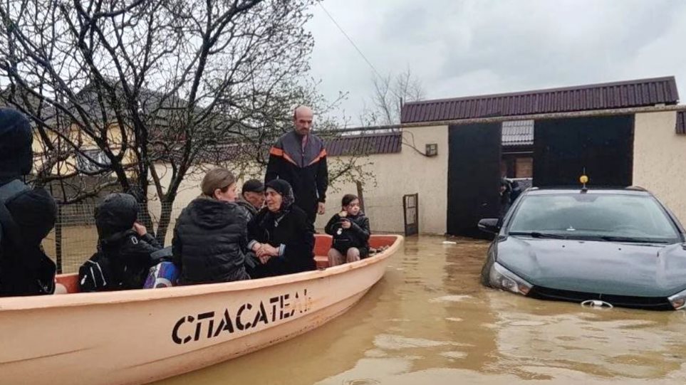 ROSIA_PLIMIRA_Russian_Emergency_Ministry_Press_Service_via_AP