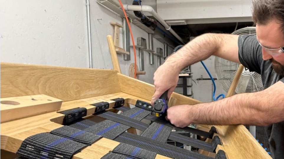 S_ergazomenos_ipalilos_xeria_AP_Photo_Amanda_Swinhart