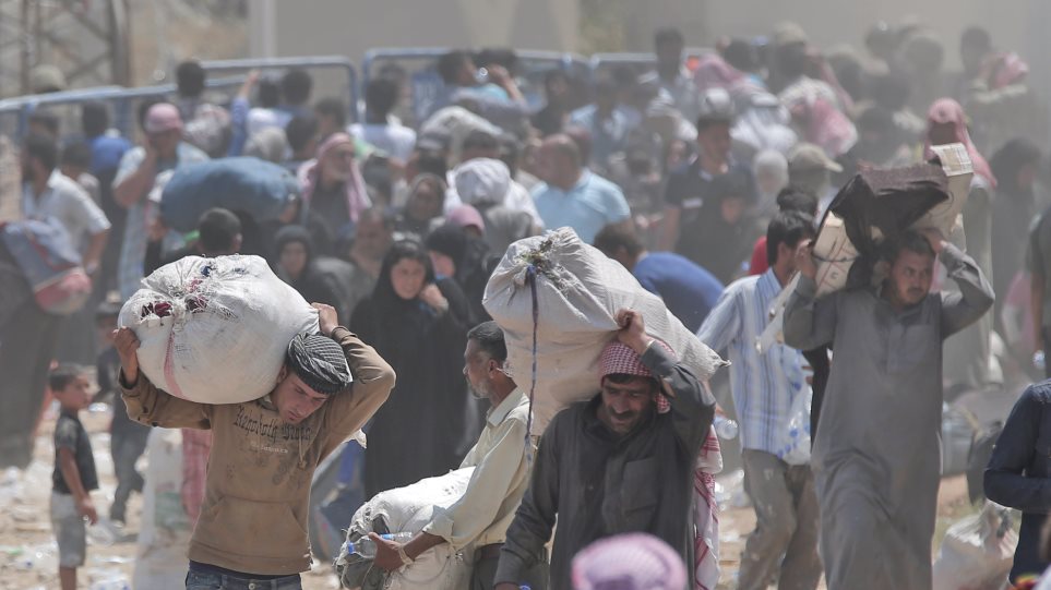 Siri_prosfiges_AP_Photo_Lefteris_Pitarakis