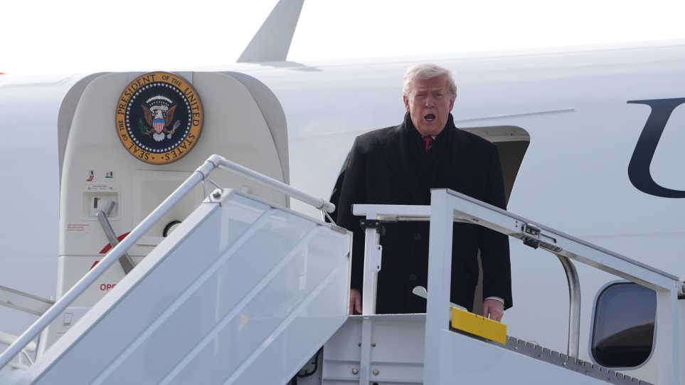 Trump_air_force_one_AP_Photo_Evan_Vucci_