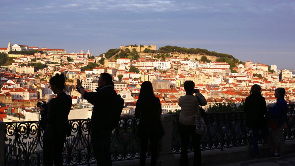 Turistes_AP_Photo_Armando_Franca