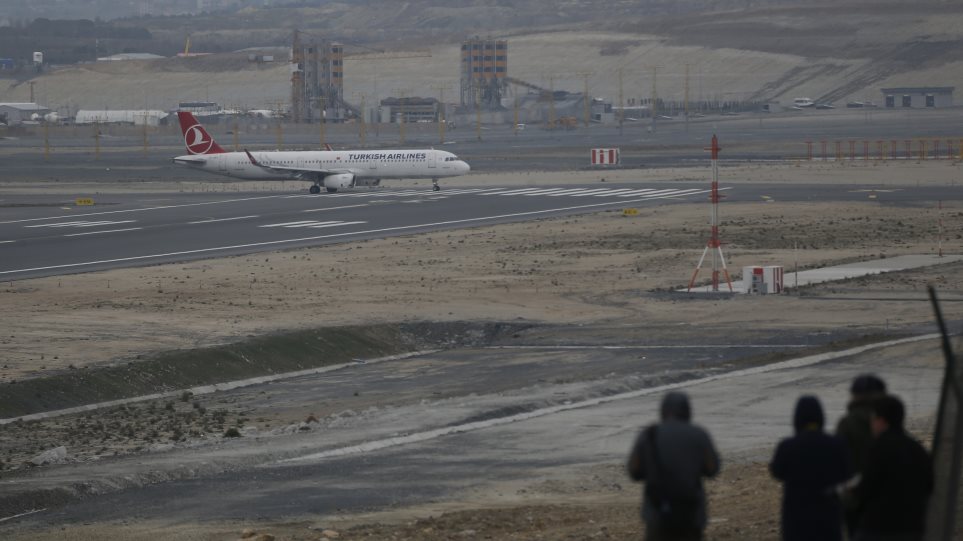 aerodromio_Turkia_AP_Photo_Lefteris_Pitarakis