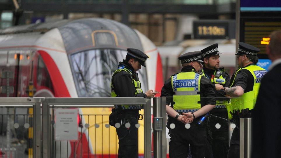 astinomia_treno_vretania_AP_Photo_Kin_Cheung