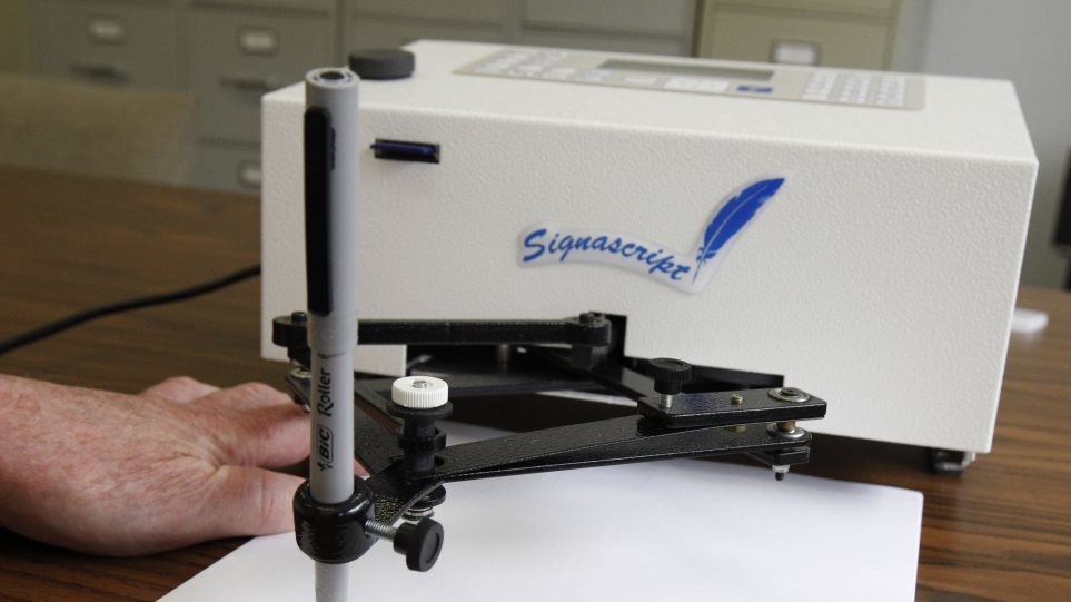 autopen_AP_Photo_Manuel_Balce_Ceneta