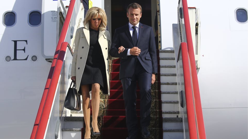 brizit_Makron_aeroplano_Alexander_Ryumin_TASS_News_Agency_Pool_Photo_via_AP