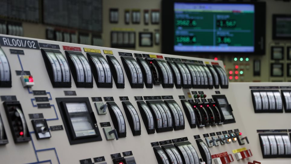 control_room_pirinikos_stathmos_AP_Photo_Jeff_Roberson