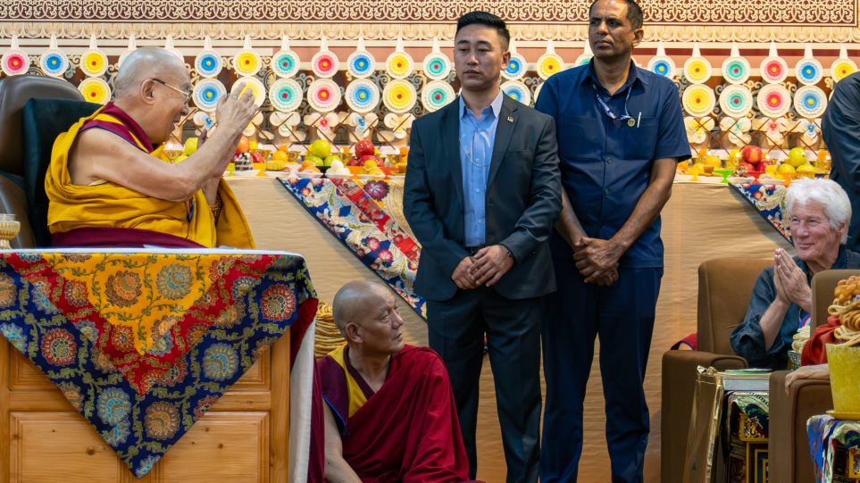 dalai_lama_gir_AP_Phot_Ashwini_Bhatia