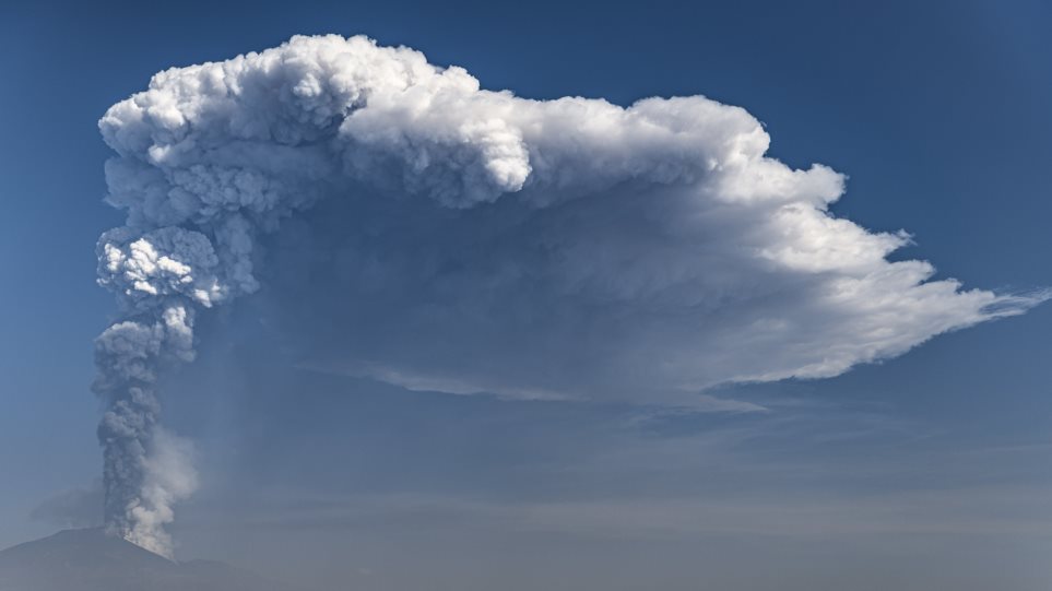 etna_ifesti_kapnos_AP_Photo_Salvatore_Allegra