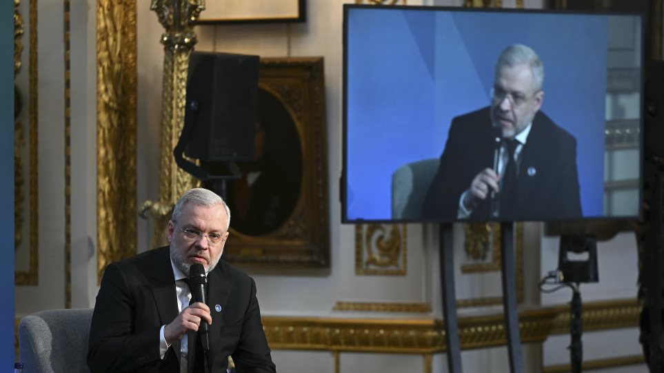 ex_yp_enrgias_ukr_Justin_Tallis_Pool_via_AP