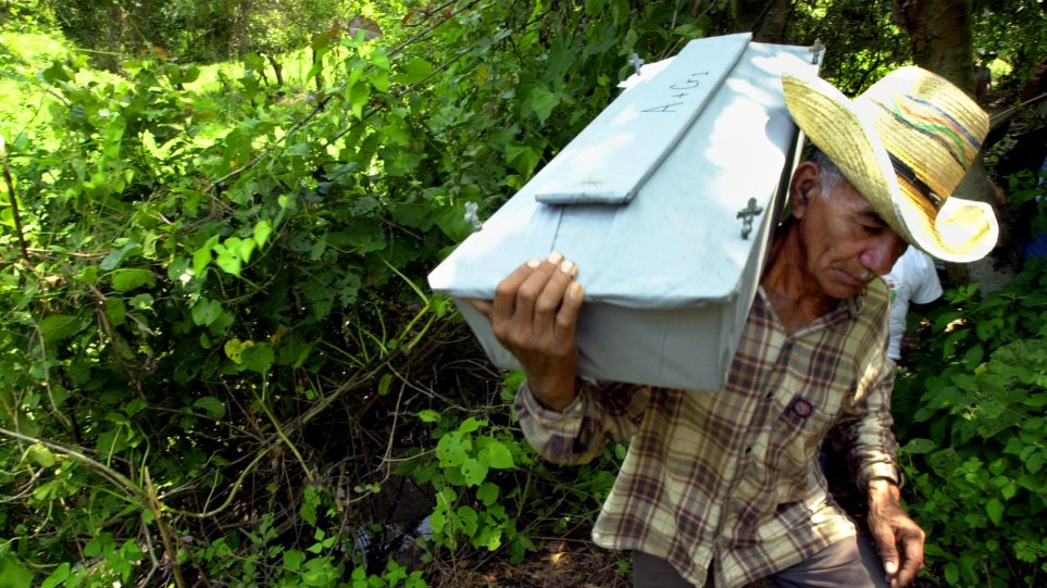 feretro_pediu_Sfagi_El_Salvador_1981_AP_Photo_Luis_Romero