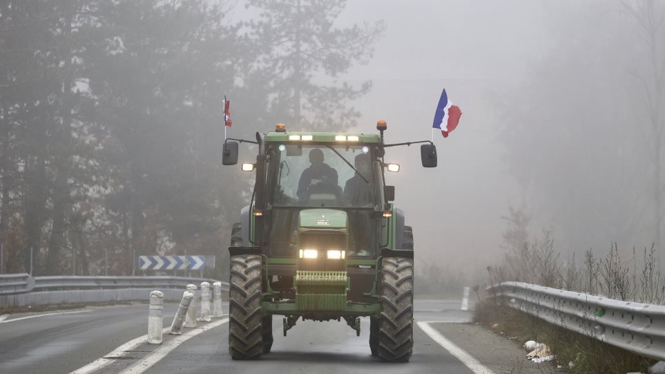gali_agrotes_trakter_AP_Photo_Fred_Scheiber