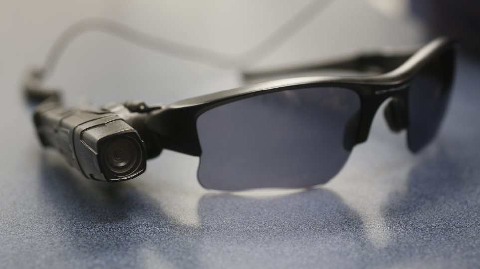 gialia_kamera_astinomias_AP_Photo_Damian_Dovarganes