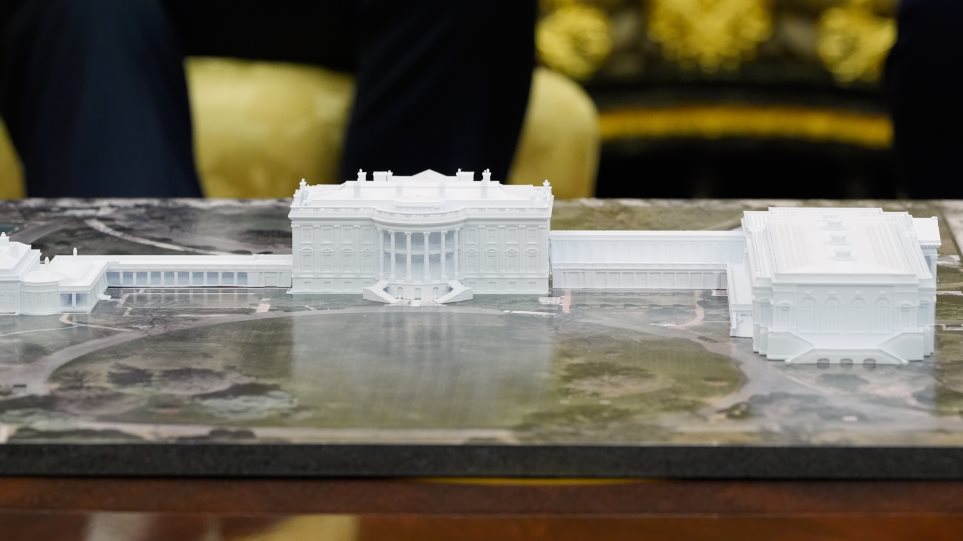 lefkos_ikos_maketa_anakenisi_AP_Photo_Alex_Brandon