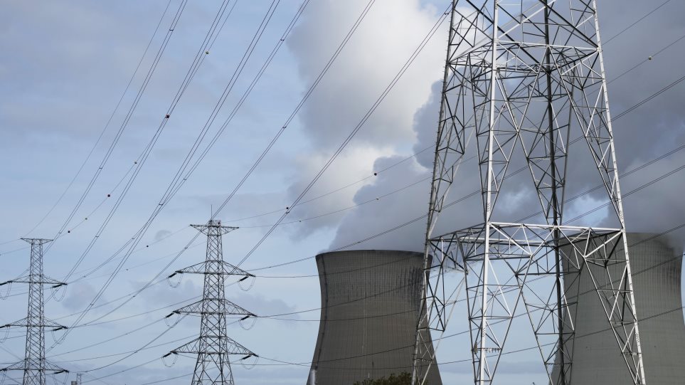 pirinikos_stathmos_Velgio_AP_Photo_Virginia_Mayo