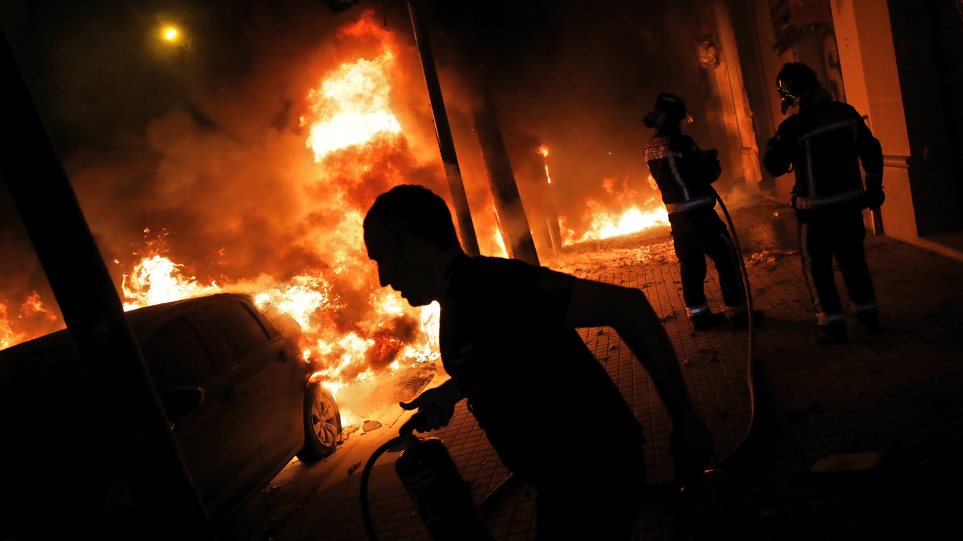 pirkagia_spiti_pirosvestes_AP_Photo_Bernat_Armangue