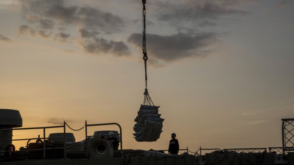 plio_anthropistiki_voithia_AP_Photo_Ismael_Francisco