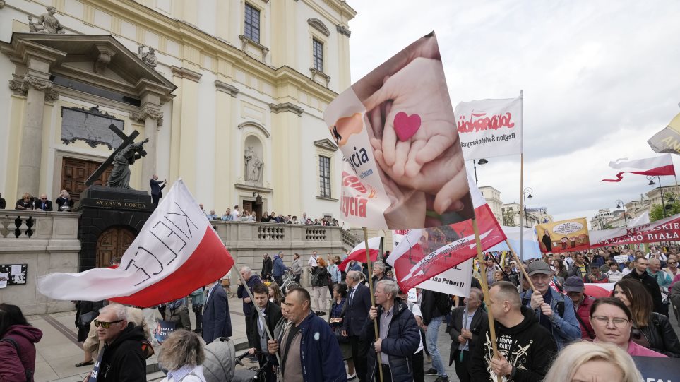 polonia_amblosis_AP_Photo_Czarek_Sokolowski