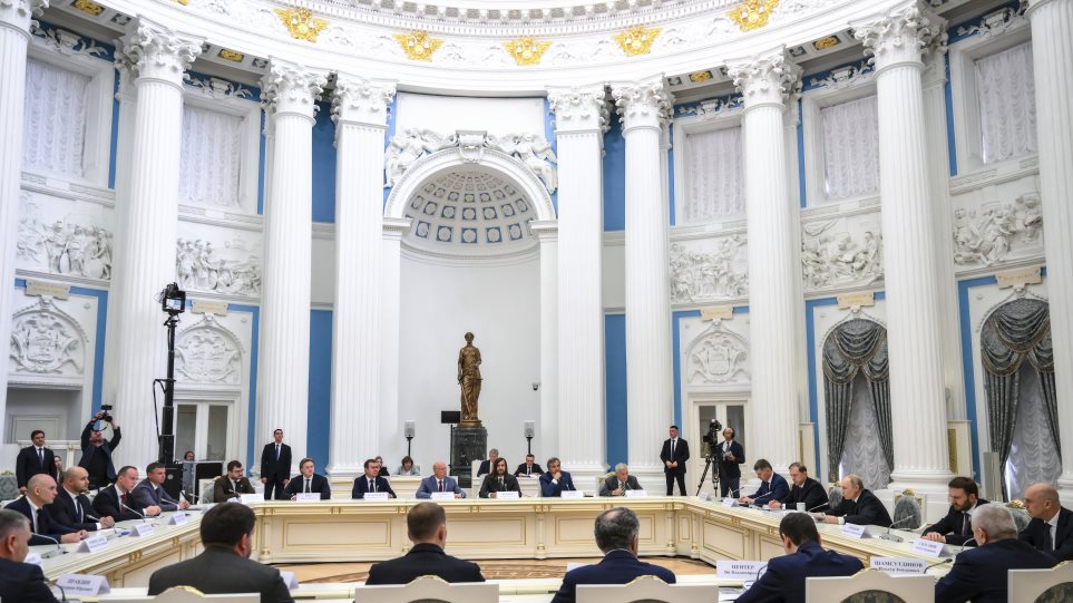 putin_epixirimaties__Grigory_Sysoyev__Sputnik__Kremlin_Pool_Photo_via_AP