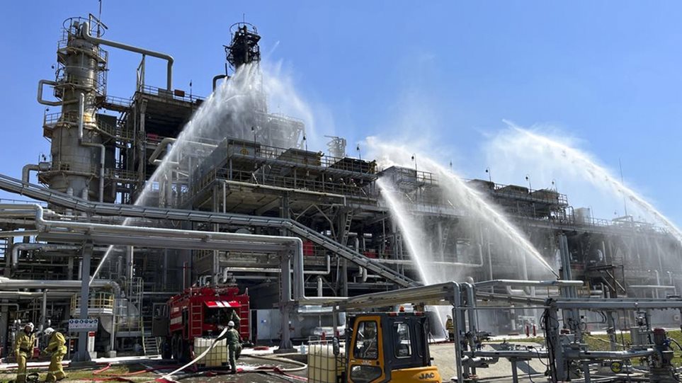 rosiko_diilistirio_fotia_Russian_Emergency_Ministry_Press_Service_via_AP