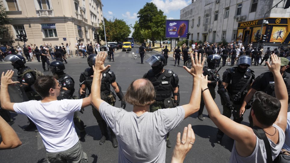 serbia_diadilotes_AP_Photo_Darko_Vojinovic