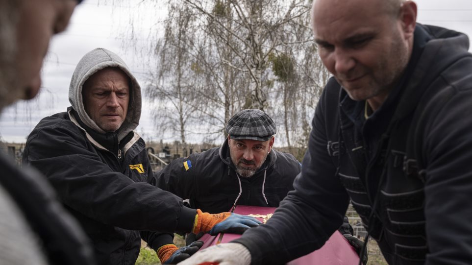 soros_Ukranu_stratioti_AP_Photo_Evgeniy_Maloletka