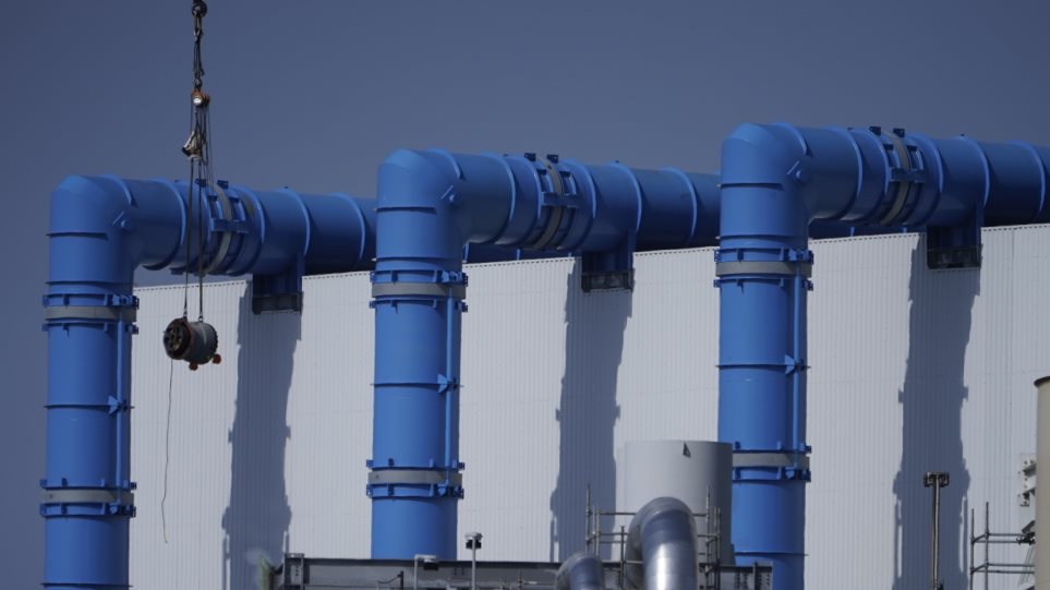 stathmos_afalatosis_neru_AP_Photo_Damian_Dovarganes