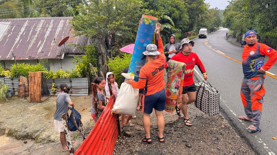 tifonas_apomakrinsi_katikon_Philippine_Coast_Guard_via_AP