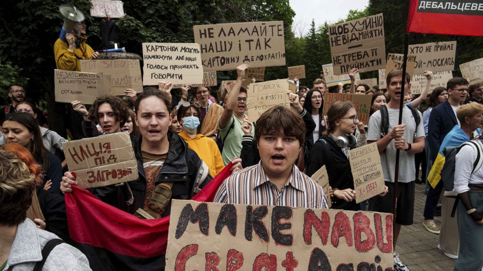 ukr_diadilosi_diafthora_AP_Photo_Evgeniy_Maloletka