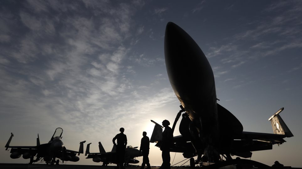 us_aeroplanoforo_AP_Photo_Petr_David_Josek