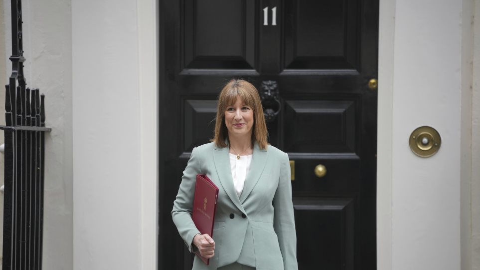 vretani_yp_oik_Reevs_AP_PhotoKin_Cheung